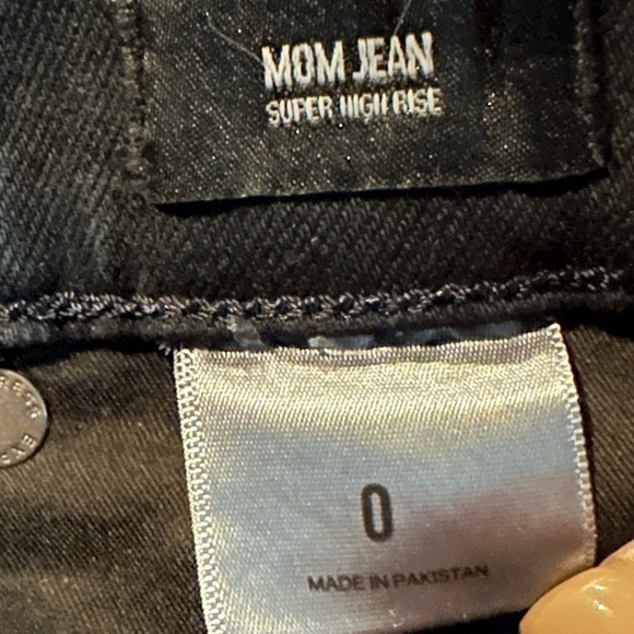 Express NWT Super High Rise Embroidered Mom Jeans - Picture 5 of 6